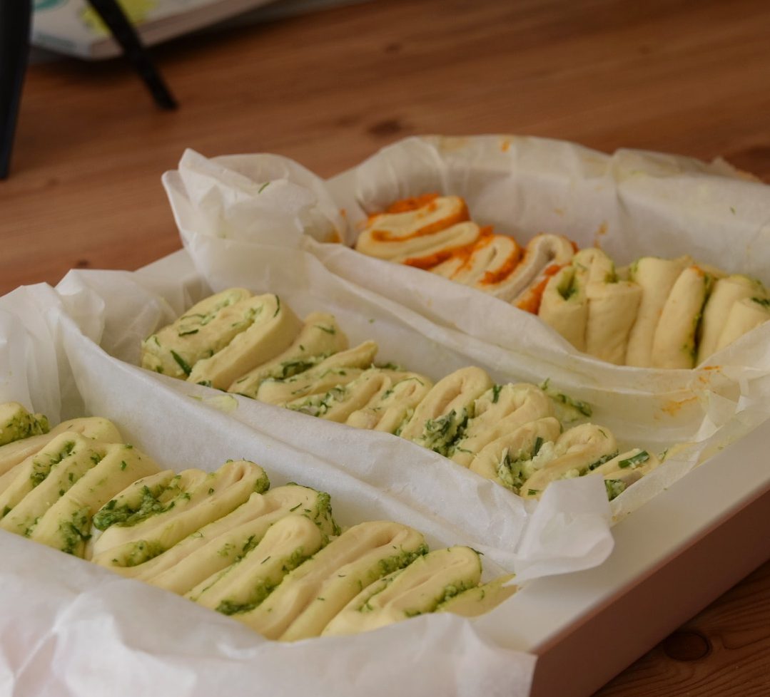 Faltenbrot mit Kräuter-Knobifüllung - Bärlauch-Wallnuss-Pesto - Barbara ... Faltenbrot mit Kräuter-Knobifüllung - Bärlauch-Wallnuss-Pesto - Barbara ...